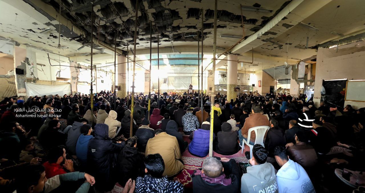 رغم الدمار والقصف… أُقيمت صلاة الجمعة في “مسجد الفاروق” بمخيم النصيرات..